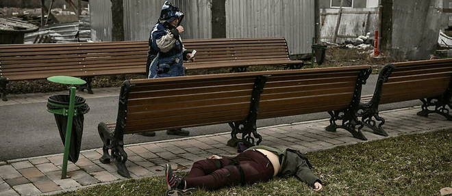 Le corps d'une femme sans vie dans un parc touche par les frappes russes a Kramatorsk samedi. 
