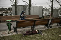 Le corps d'une femme sans vie dans un parc touché par les frappes russes à Kramatorsk samedi. 
