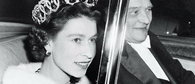La reine Elizabeth II au côté du président René Coty, en route pour l'Opéra Garnier, lors de sa première visite d'État en France, le 9 avril 1957.
