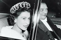En 1957, Elizabeth II ovationn&eacute;e pour sa premi&egrave;re visite d&rsquo;&Eacute;tat en France