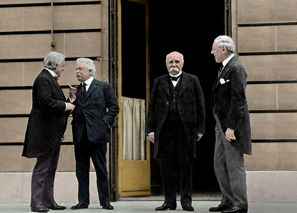 
        Vainqueurs. Le Britannique David Lloyd George, l'Italien Vittorio Emanuele Orlando, le Francais Georges Clemenceau et l'Americain Thomas Woodrow Wilson le 28 juin 1919, apres la signature du traite de Versailles.