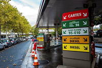 Les penuries d'essence commencent a se repandre en France.
