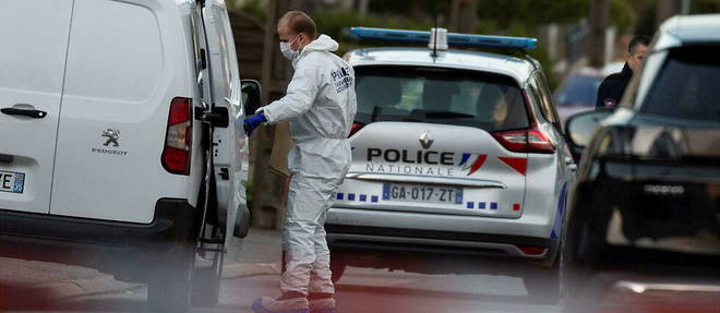 Une femme a ete tuee lundi matin de plusieurs coups de couteau dans le hall de son immeuble a Paris et son mari a ete interpelle
