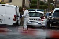 Une femme a ete tuee lundi matin de plusieurs coups de couteau dans le hall de son immeuble a Paris et son mari a ete interpelle
