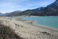 Le lac de Serre-Poncon partiellement asseche, pres d'Embrun, dans les Alpes francaises, le 16 mars 2023.
