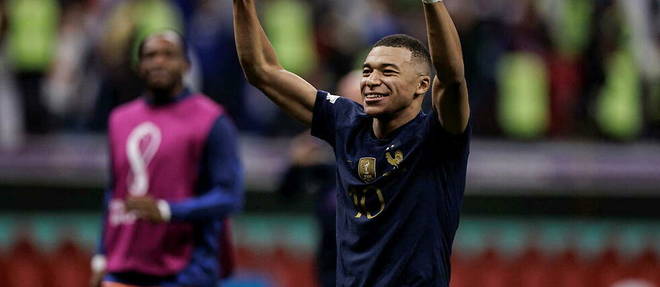 At 24, Kylian Mbappe becomes the new captain of the Blues.
