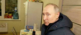 Capture vidéo publiée par le bureau de presse présidentiel russe, le 19 mars 2023, lors d'une visite de Vladimir Poutine à Marioupol, dans la région de Donetsk sous contrôle russe. 
