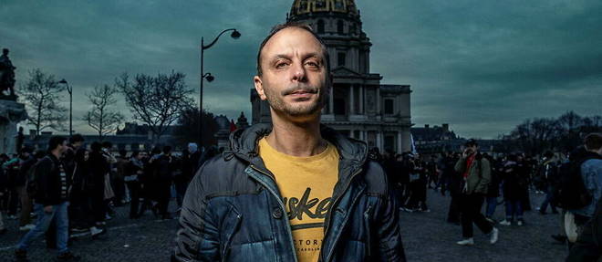 Place Vauban, Paris 7e, le 20 mars 2023. Frederic, 48 ans, est venu manifester pour laisser parler sa colere contre un << pouvoir qui n'ecoute plus >>. ” title=”Place Vauban, Paris 7e, le 20 mars 2023. Frederic, 48 ans, est venu manifester pour laisser parler sa colere contre un << pouvoir qui n'ecoute plus >>. “></div><figcaption class=