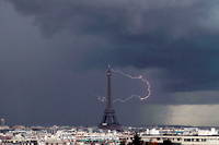 Chaque année, on dénombre cinq impacts par an sur la tour Eiffel, et ce, depuis son édification en 1889.
