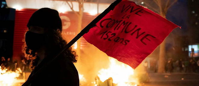 Comme des quantites de detritus s'amoncellent dans les rues, les manifestants n'hesitent pas a en faire des feux. Comme des quantites de detritus s'amoncellent dans les rues, les manifestants n'hesitent pas a en faire des feux.