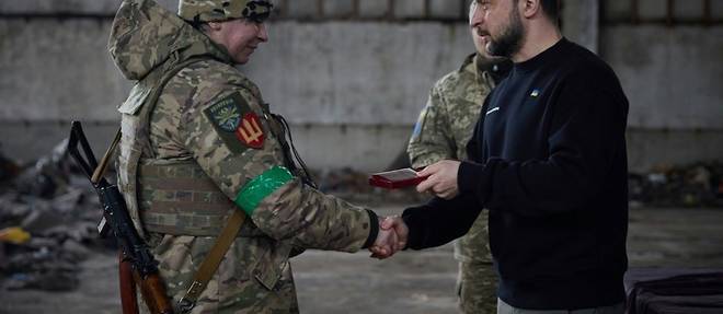 Ukraine: Zelensky pres de Bakhmout, promet une victoire militaire