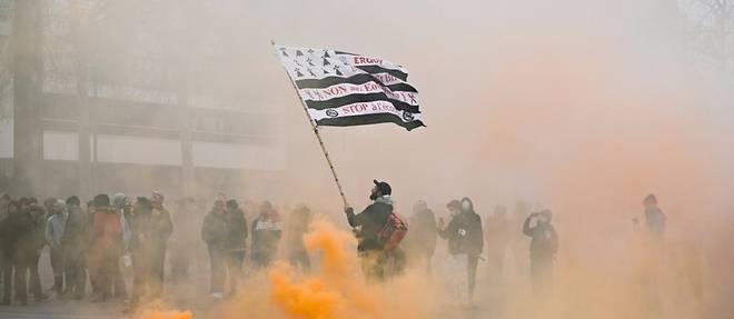 Rennes: manifestation tendue de pecheurs "remontes" contre les reglementations