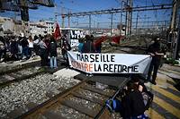 Marseille: port bloqu&eacute; et autoroute momentan&eacute;ment ferm&eacute;e contre la r&eacute;forme des retraites