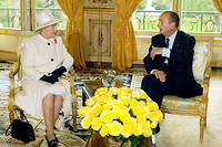 Elizabeth II et Jacques Chirac, au Palais de l'Élysée, le 5 avril 2004, lors de la quatrième visite d'État de la reine en France.
