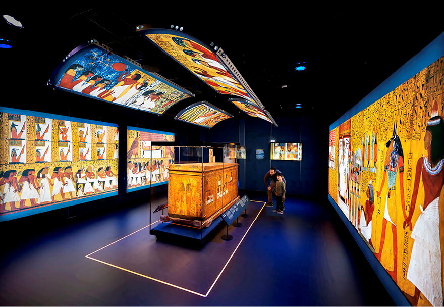 
        Spectaculaire. L'une des salles de l'exposition << Ramses et l'or des pharaons >>, qui a ete presentee a Houston et a San Francisco.