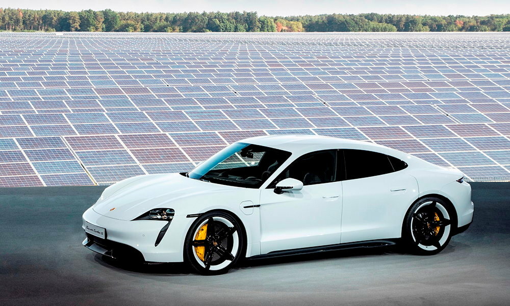 A partir de 2025, la plupart des voitures electriques devraient pouvoir participer a l'equilibrage du reseau (comme, ici, la Porsche Taycan).