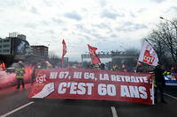Des syndicalistes CGT defilent sur le peripherique parisien et bloquent la circulation pour protester contre la reforme des retraites, le 17 mars 2023.
