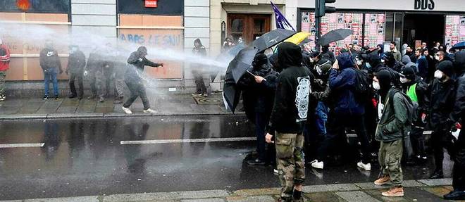 A Rennes, des heurts entre manifestants et force de l'ordre ont eclate.
