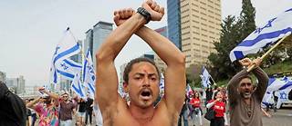 Des manifestants à Tel-Aviv, le 23 mars 2023, contre la réforme juridique controversée défendue par le gouvernement.
