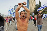 Des manifestants a Tel-Aviv, le 23 mars 2023, contre la reforme juridique controversee defendue par le gouvernement.
