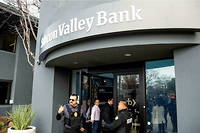 Des personnels de sécurité et des représentants de la FDIC,               l’agence fédérale de garantie des dépôts américains,               devant la Silicon Valley Bank, à Santa Clara, en Californie, le 13 mars 2023.
