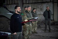 Volodymyr Zelensky a rendu visite aux forces ukrainiennes de Bakhmout mercredi.
