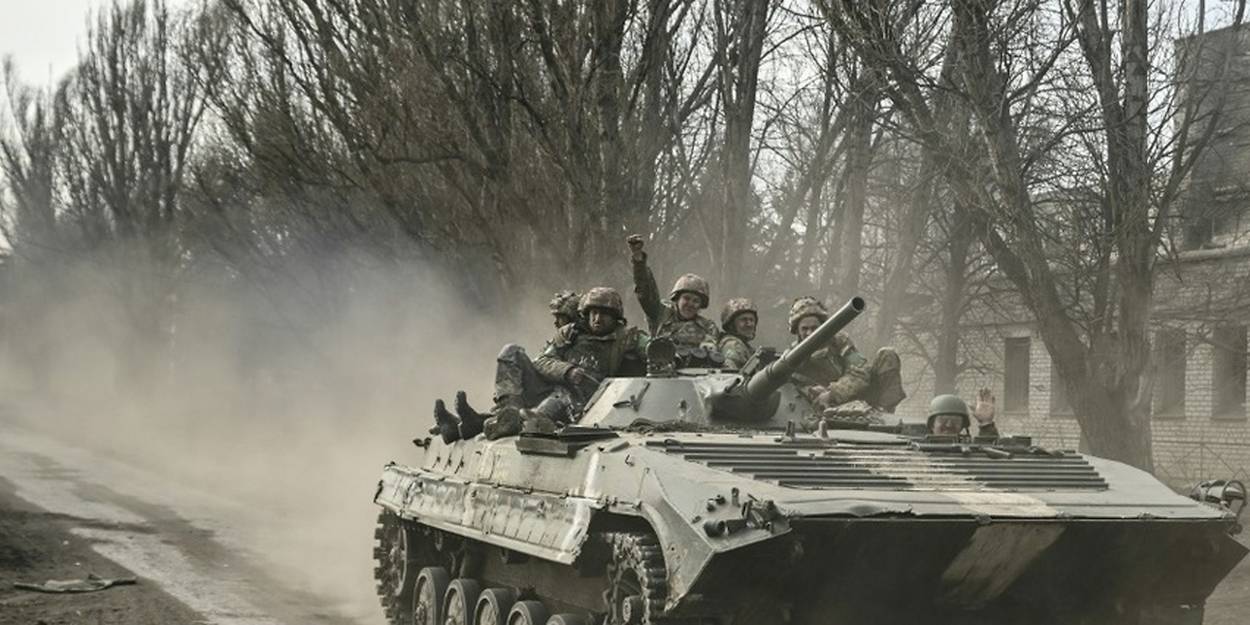L'Ukraine dit vouloir passer à l'offensive à Bakhmout, Zelensky près du front sud