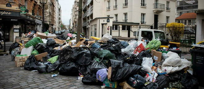 A Paris, plus de 9 000 tonnes de dechets s'entassent sur les trottoirs.
