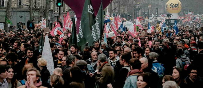Entre 100 000 et 800 000 manifestants etaient presents a Paris.
