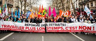 La manifestation a ete declenchee par le passage en force de la reforme des retraites a l'Assemblee nationale, mais semble virer vers une contestation plus generale de la gouvernance du president Emmanuel Macron.
