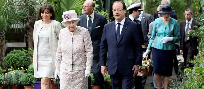 La reine Elizabeth II, le president Hollande, la maire de Paris Anne Hidalgo et le prince Philip visitent le marche aux fleurs, desormais nomme << marche aux fleurs de la reine Elizabeth II >>, dans le 4e arrondissement de Paris, le 7 juin 2014.
