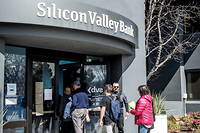 Des clients de Silicon Valley Bank inquiets au siege de la banque a Santa Clara, en Californie (Etats-Unis), le 13 mars.

