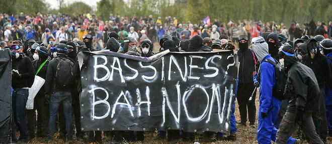 Des militants protestent contre la construction d'une nouvelle reserve d'eau pour l'irrigation agricole, a Sainte-Soline (Deux-Sevres), le 29 octobre 2022.
