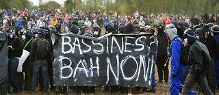 Des militants protestent contre la construction d'une nouvelle reserve d'eau pour l'irrigation agricole, a Sainte-Soline (Deux-Sevres), le 29 octobre 2022.
