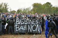 Des militants protestent contre la construction d'une nouvelle reserve d'eau pour l'irrigation agricole, a Sainte-Soline (Deux-Sevres), le 29 octobre 2022.
