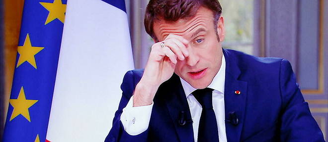 Le president Emmanuel Macron lors d'une interview televisee depuis l'Elysee, a Paris, le 22 mars 2023. 
