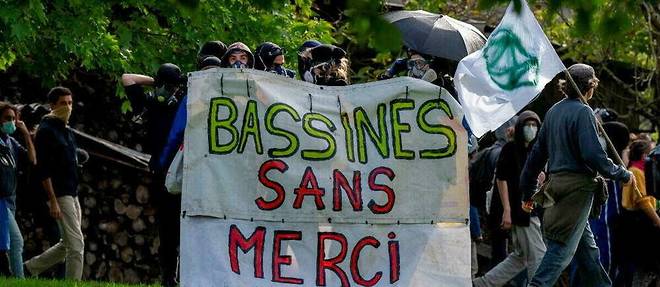 Fin octobre, a Sainte-Soline, environ 2 000 personnes s'etaient rassemblees, selon les autorites. De violentes confrontations s'etaient deroulees, 61 gendarmes et une trentaine de manifestants avaient ete blesses.
