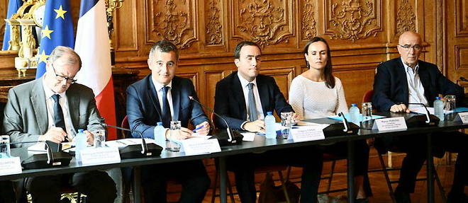 Le ministre francais de l'Interieur Gerald Darmanin (au centre) lors d'un comite strategique sur l'avenir de la Corse, avec, a sa gauche, son conseiller Gregory Canal, a Paris le 21 juillet 2022.

