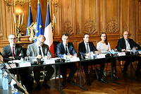 Le ministre francais de l'Interieur Gerald Darmanin (au centre) lors d'un comite strategique sur l'avenir de la Corse, avec, a sa gauche, son conseiller Gregory Canal, a Paris le 21 juillet 2022.
