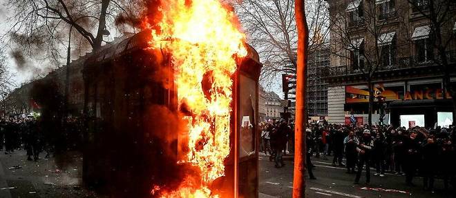 Kiosque incendié près de la place de l'Opéra à Paris lors de la manifestation contre la réforme des retraites, le 23 mars 2023. 
