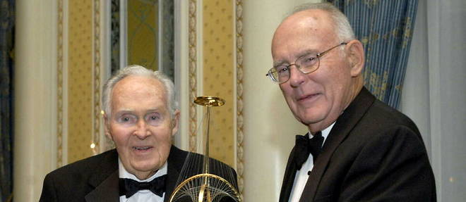 Gordon Moore (a gauche), le 4 novembre 2005 a New York.
