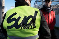 Un delegue du syndicat SUD-Rail a precise qu'un militant, qui manifestait jeudi a Paris, aurait perdu l'usage de son oeil.

