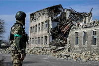 Un soldat regarde un bâtiment effondré après une attaque russe à Toretsk, près de Bakhmout, le vendredi 24 mars.
