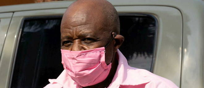 Paul Rusesabagina (en uniforme rose de detenu), arrive de la prison de Nyarugenge, a la cour de justice du district de Nyarugenge, a Kigali, le 25 septembre 2020.
