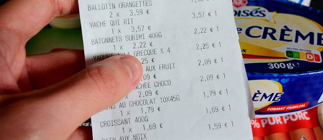 Face a l'inflation, les Francais sont nombreux a scruter leur ticket de caisse.
