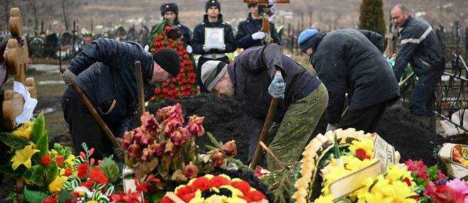 Dans la province russe, les adieux a un soldat "heros", fauche par "le destin"
