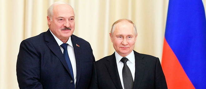Vladimir Poutine aux cotes du president bielorusse, Alexandre Loukachenko, le 17 fevrier 2023.
