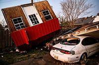 Au moins 25 personnes sont mortes apres le passage de plusieurs tornades qui ont traverse le Mississippi, dans le sud des Etats-Unis, samedi.
