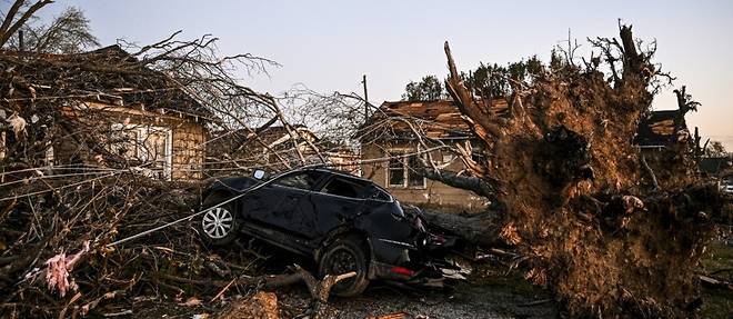 Dans le Mississippi, "zone de guerre" apres une tornade, l'aide s'organise