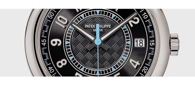 Devoilee le premier jour du salon Watches & Wonders, cette montre Patek Philippe Calatrava joue la carte de la modernite avec un effet carbone que l'on retrouve a la fois sur le cadran et le bracelet.
